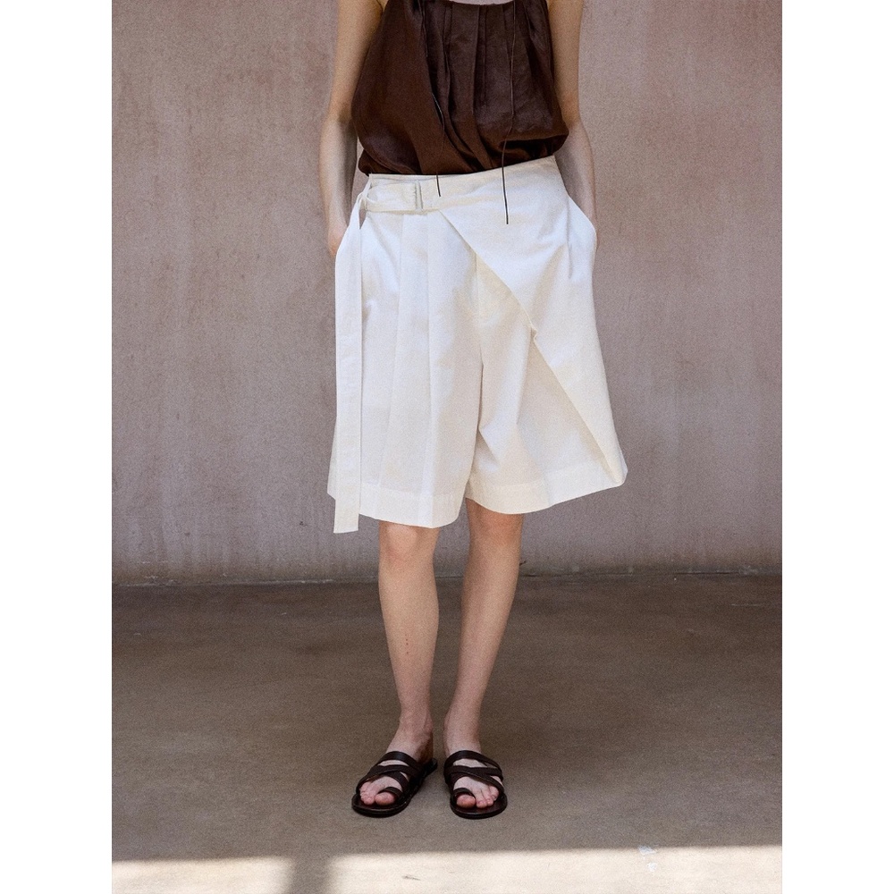 Trendy tailored five-pocket Bermuda length with a relaxed straight.